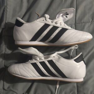 Adidas Classic White with Black Stripes Shoes size 7.5 @ 8